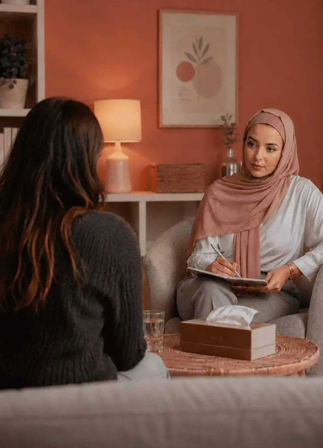 Nesma Bentahar, thérapeute de couple musulmane, à son bureau
